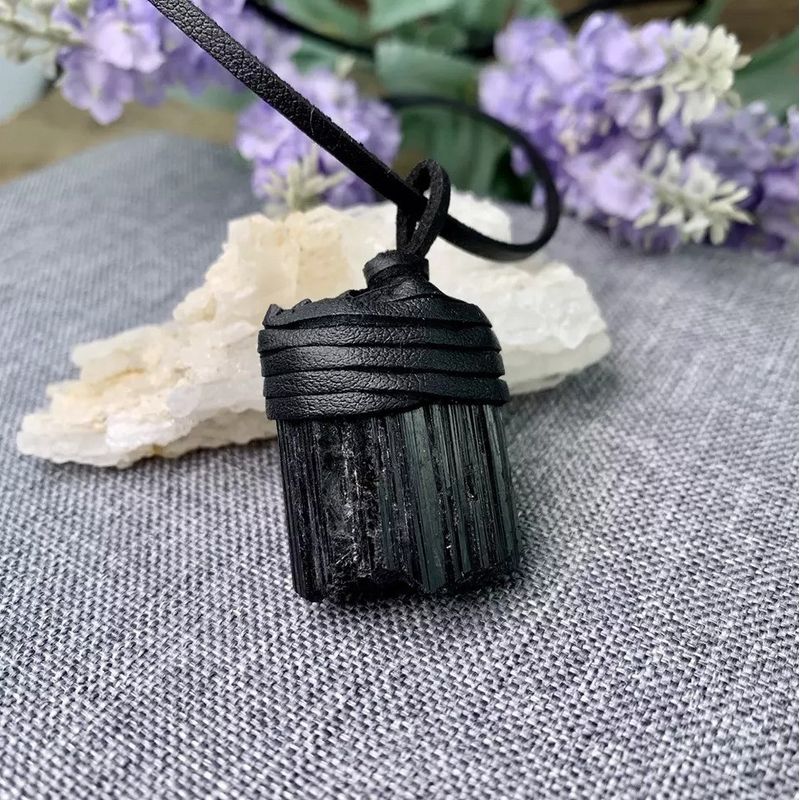 Fashion, accesorii si bijuterii - Femei - Bijuterii femei - Coliere femei - Snur Niran din piele cu pandantiv cristal de turmalina neagra brut, realizat manual - Infinity.ro