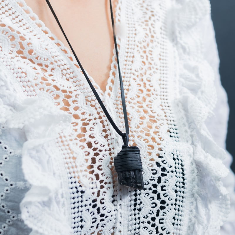 Fashion, accesorii si bijuterii - Femei - Bijuterii femei - Coliere femei - Snur Niran din piele cu pandantiv cristal de turmalina neagra brut, realizat manual - Infinity.ro