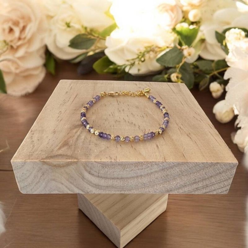 Fashion, accesorii si bijuterii - Femei - Bijuterii femei - Bratari femei - Bratara eleganta dama Nuria din Ametist si bilute de argint placat cu aur 925 - Infinity.ro
