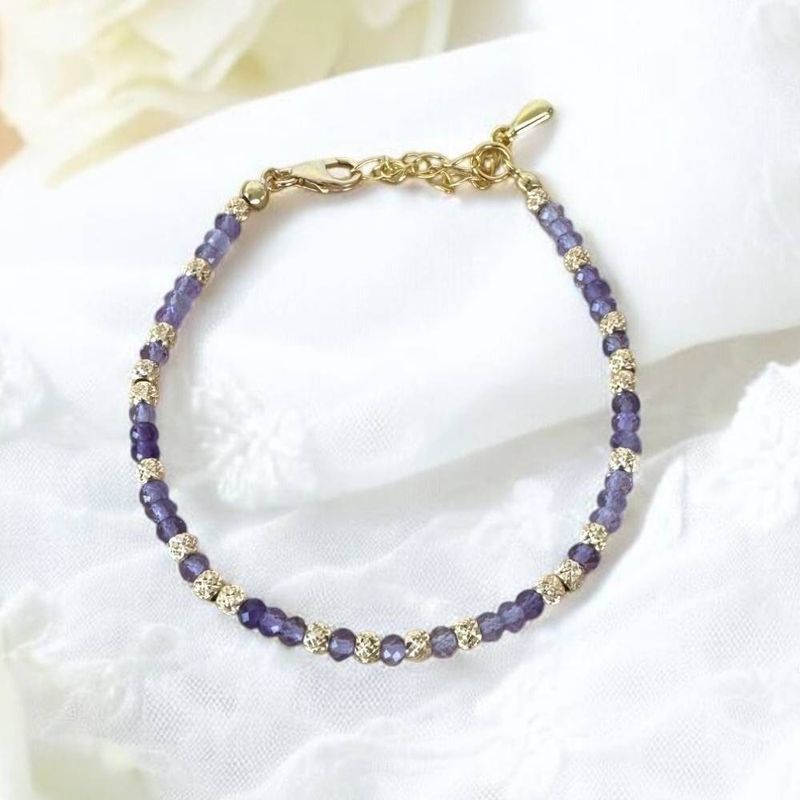 Fashion, accesorii si bijuterii - Femei - Bijuterii femei - Bratari femei - Bratara eleganta dama Nuria din Ametist si bilute de argint placat cu aur 925 - Infinity.ro