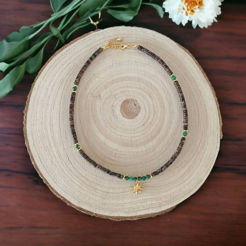 Fashion, accesorii si bijuterii - Femei - Bijuterii femei - Coliere femei - Colier Choker Smarald african Erin cu discuri de Sediment marin din argint placat cu aur, pandantiv Steaua Nordului - Infinity.ro
