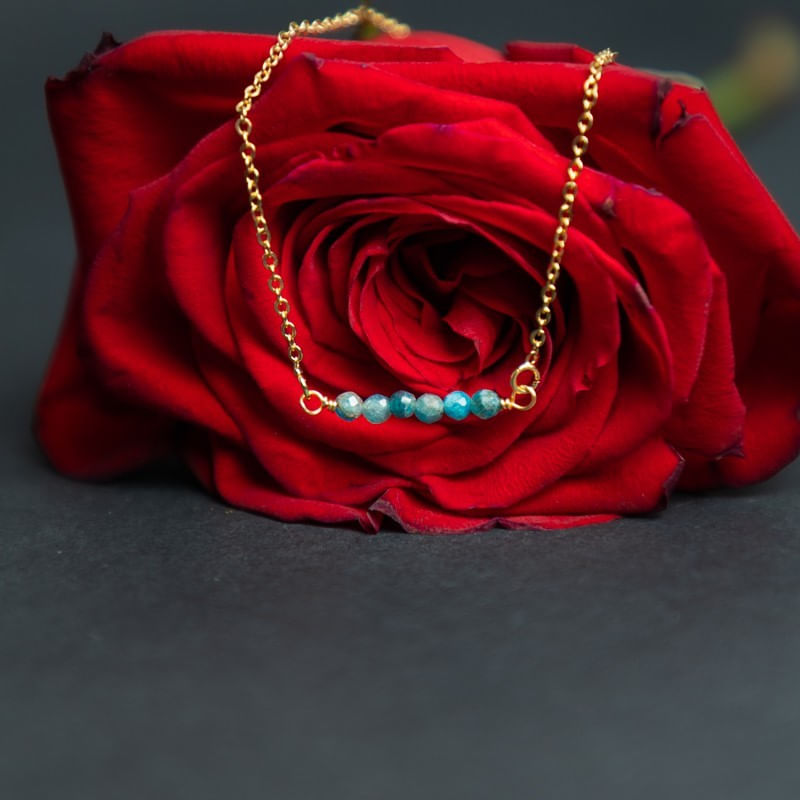 Fashion, accesorii si bijuterii - Femei - Bijuterii femei - Coliere femei - Colier dragut cu margelute mici de piatra semipretioasa de apatit, Ehan, placat cu aur de 18K - Infinity.ro