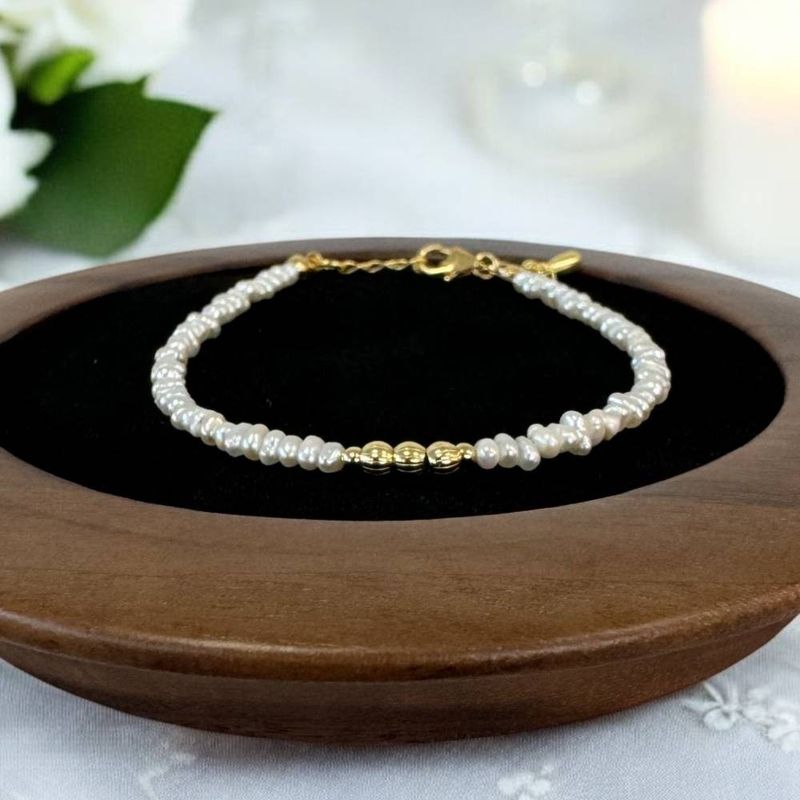 Fashion, accesorii si bijuterii - Femei - Bijuterii femei - Bratari femei - Bratara perle de cultura eleganta Hana cu accesorii din argint placat cu aur 925 - Infinity.ro