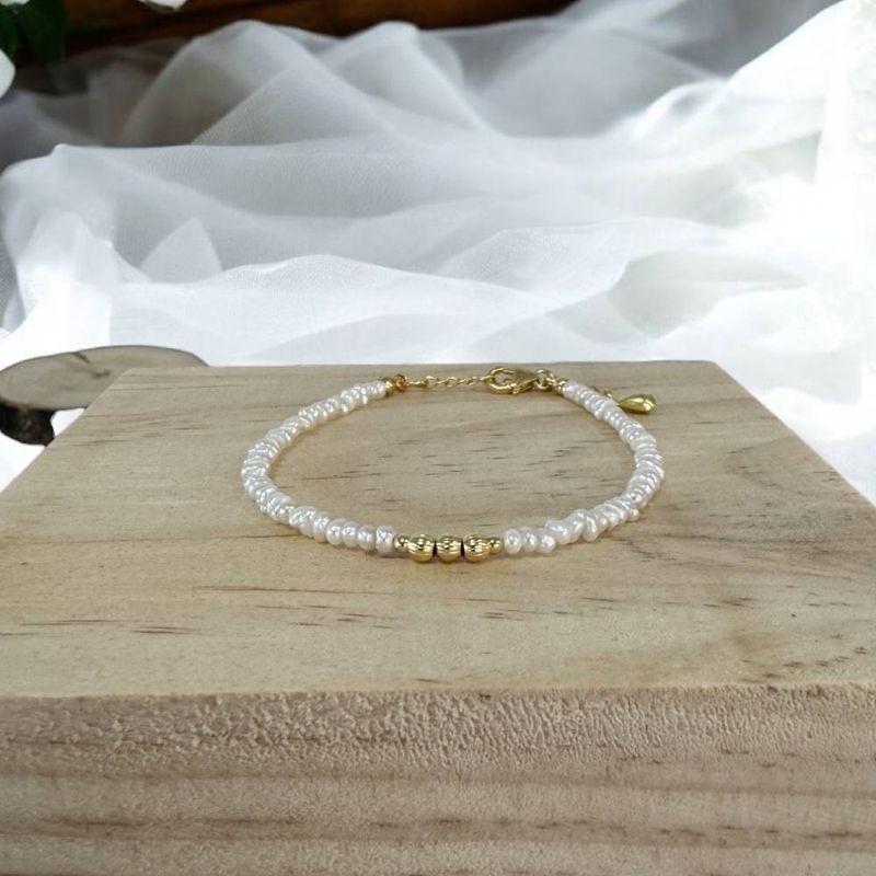 Fashion, accesorii si bijuterii - Femei - Bijuterii femei - Bratari femei - Bratara perle de cultura eleganta Hana cu accesorii din argint placat cu aur 925 - Infinity.ro