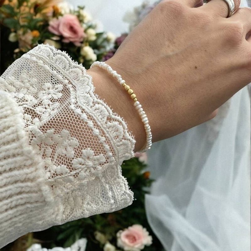 Fashion, accesorii si bijuterii - Femei - Bijuterii femei - Bratari femei - Bratara perle de cultura eleganta Hana cu accesorii din argint placat cu aur 925 - Infinity.ro