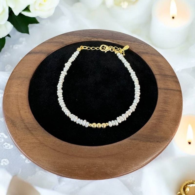 Fashion, accesorii si bijuterii - Femei - Bijuterii femei - Bratari femei - Bratara perle de cultura eleganta Hana cu accesorii din argint placat cu aur 925 - Infinity.ro
