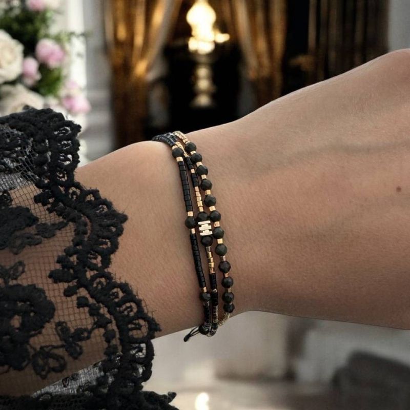 Fashion, accesorii si bijuterii - Femei - Bijuterii femei - Bratari femei - Bratara handmade snur 3 straturi Malika din Miyuki si Obsidian cu charm auriu - Infinity.ro
