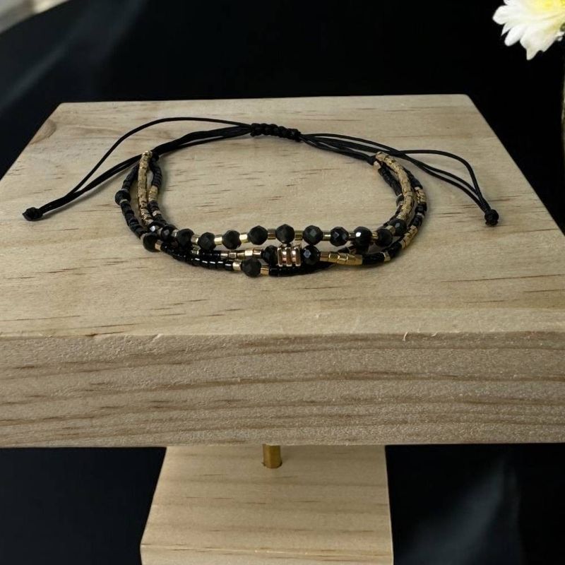 Fashion, accesorii si bijuterii - Femei - Bijuterii femei - Bratari femei - Bratara handmade snur 3 straturi Malika din Miyuki si Obsidian cu charm auriu - Infinity.ro