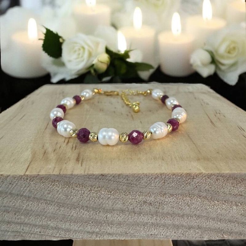 Fashion, accesorii si bijuterii - Femei - Bijuterii femei - Bratari femei - Bratara dama eleganta Munira cu perle de cultura si Rubin natural cu argint 925 - Infinity.ro