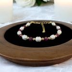 Fashion, accesorii si bijuterii - Femei - Bijuterii femei - Bratari femei - Bratara dama eleganta Munira cu perle de cultura si Rubin natural cu argint 925 - Infinity.ro
