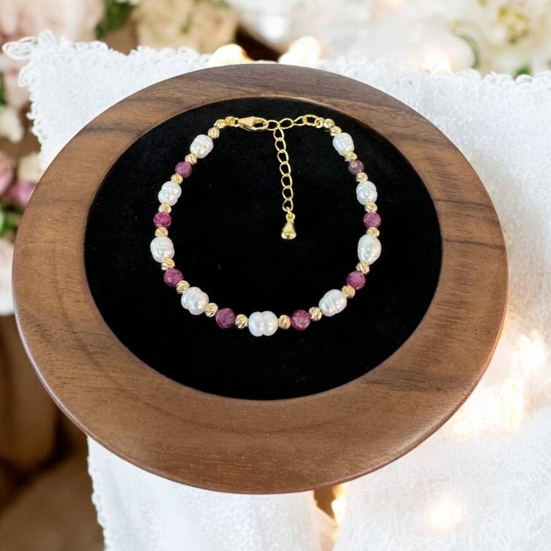 Fashion, accesorii si bijuterii - Femei - Bijuterii femei - Bratari femei - Bratara dama eleganta Munira cu perle de cultura si Rubin natural cu argint 925 - Infinity.ro