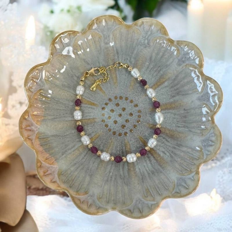 Fashion, accesorii si bijuterii - Femei - Bijuterii femei - Bratari femei - Bratara dama eleganta Munira cu perle de cultura si Rubin natural cu argint 925 - Infinity.ro