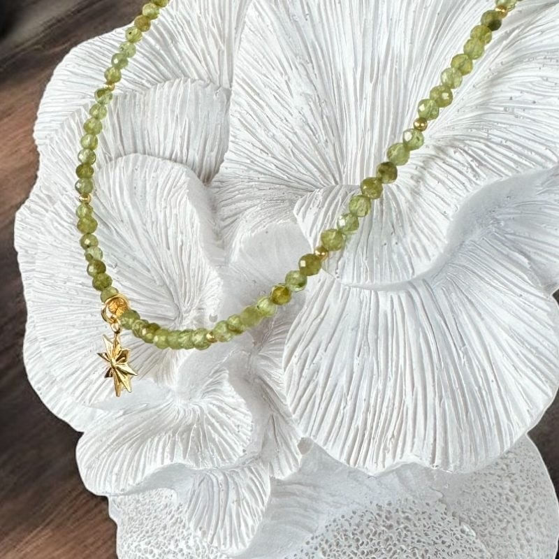 Fashion, accesorii si bijuterii - Femei - Bijuterii femei - Coliere femei - Colier choker femei Coronis din cristale de Peridot si argint placat cu aur - Infinity.ro