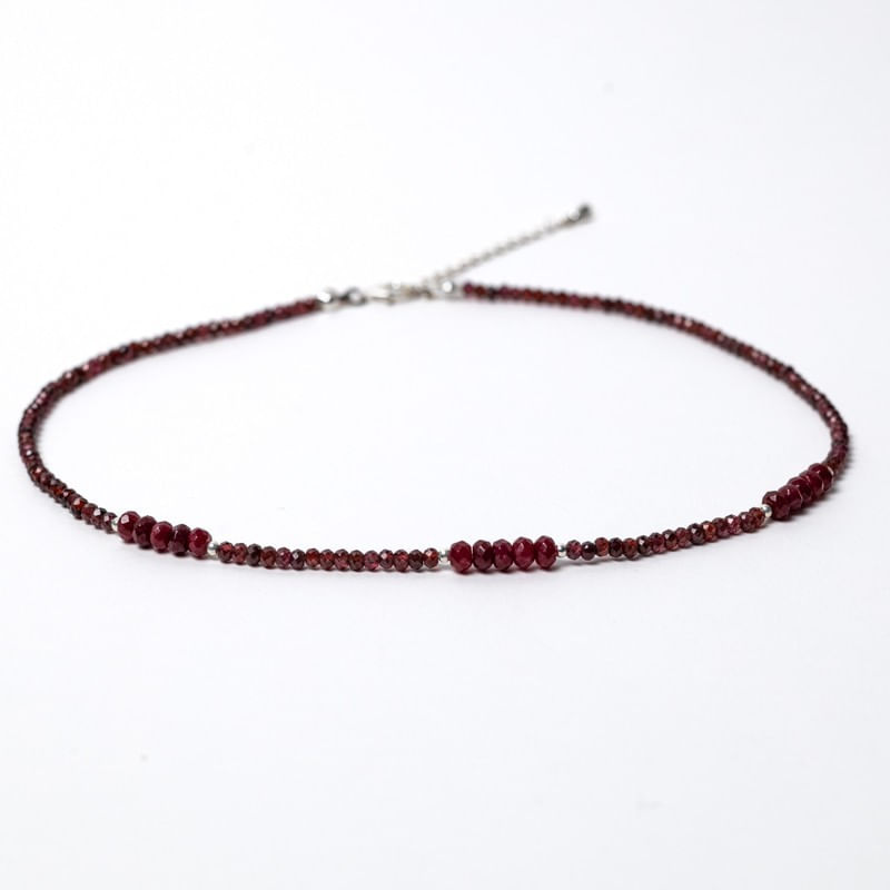 Fashion, accesorii si bijuterii - Femei - Bijuterii femei - Coliere femei - Colier choker Kavin din pietre semipretioase de Granat si Rubin, inchidere si accesorii din argint 925 - Infinity.ro