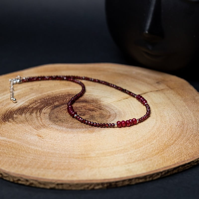 Fashion, accesorii si bijuterii - Femei - Bijuterii femei - Coliere femei - Colier choker Kavin din pietre semipretioase de Granat si Rubin, inchidere si accesorii din argint 925 - Infinity.ro