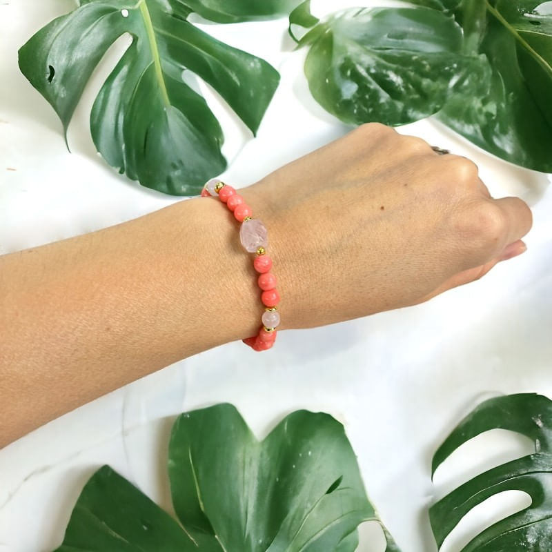 Fashion, accesorii si bijuterii - Femei - Bijuterii femei - Bratari femei - Bratara femei Karissa din margele de coral si cuart roz cu accesorii din argint 925 placat cu aur - Infinity.ro