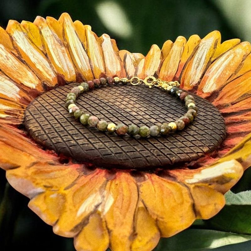 Fashion, accesorii si bijuterii - Femei - Bijuterii femei - Bratari femei - Bratara dama Samira din cristale de Unakit realizata manual cu accesorii si inchidere din argint placat cu aur - Infinity.ro