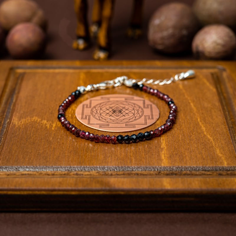 Fashion, accesorii si bijuterii - Femei - Bijuterii femei - Bratari femei - Bratara pietre semipretioase de Granat si Spinel negru, Ania, inchidere din argint 925 - Infinity.ro