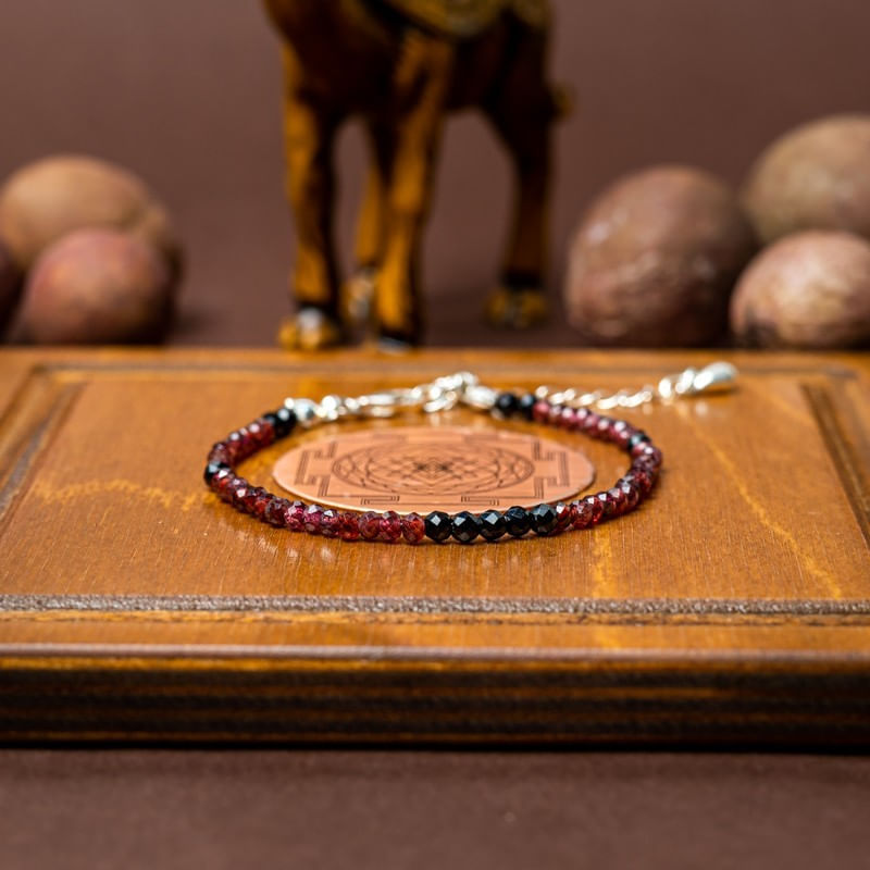 Fashion, accesorii si bijuterii - Femei - Bijuterii femei - Bratari femei - Bratara pietre semipretioase de Granat si Spinel negru, Ania, inchidere din argint 925 - Infinity.ro