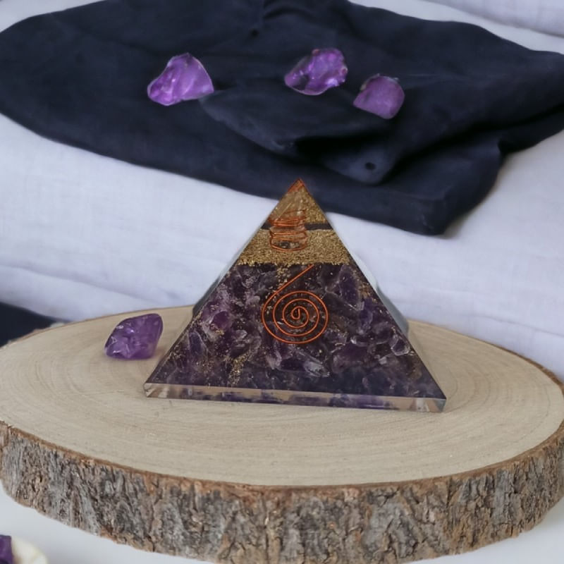 Casa si Gradina - Decoratiuni - Obiecte decorative - Accesorii decorative - Piramida orgonica din cristale de Ametist Arya, cu spirala de Cupru si varf de Cuart - Infinity.ro