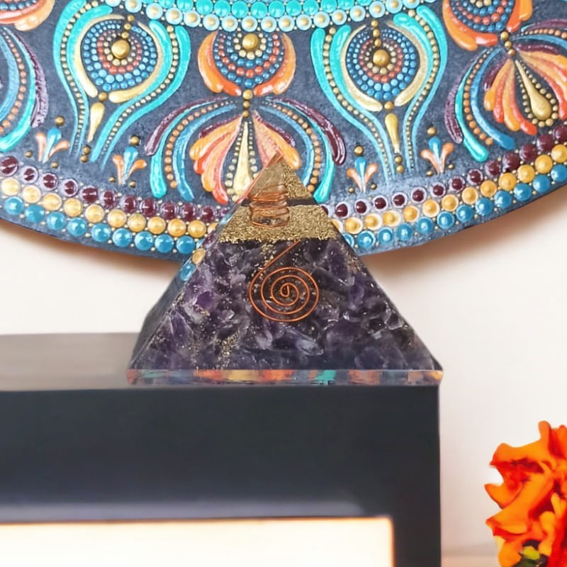 Casa si Gradina - Decoratiuni - Obiecte decorative - Accesorii decorative - Piramida orgonica din cristale de Ametist Arya, cu spirala de Cupru si varf de Cuart - Infinity.ro