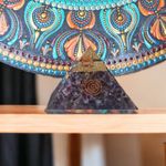 Casa si Gradina - Decoratiuni - Obiecte decorative - Accesorii decorative - Piramida orgonica din cristale de Ametist Arya, cu spirala de Cupru si varf de Cuart - Infinity.ro