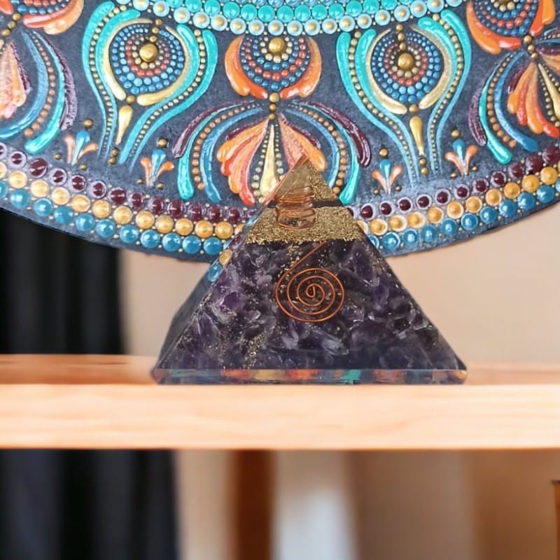 Casa si Gradina - Decoratiuni - Obiecte decorative - Accesorii decorative - Piramida orgonica din cristale de Ametist Arya, cu spirala de Cupru si varf de Cuart - Infinity.ro