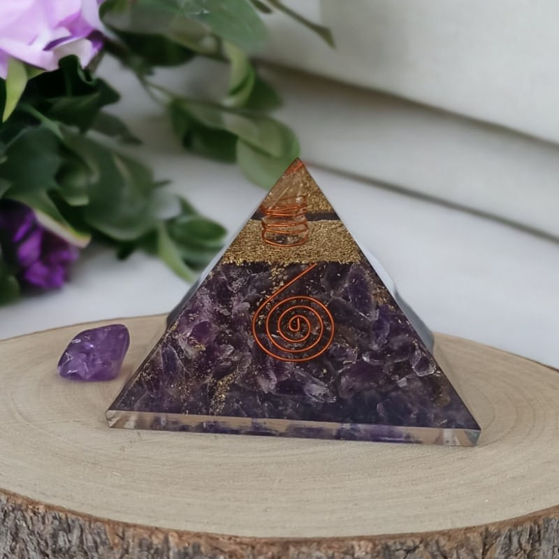 Casa si Gradina - Decoratiuni - Obiecte decorative - Accesorii decorative - Piramida orgonica din cristale de Ametist Arya, cu spirala de Cupru si varf de Cuart - Infinity.ro