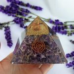 Casa si Gradina - Decoratiuni - Obiecte decorative - Accesorii decorative - Piramida orgonica din cristale de Ametist Arya, cu spirala de Cupru si varf de Cuart - Infinity.ro