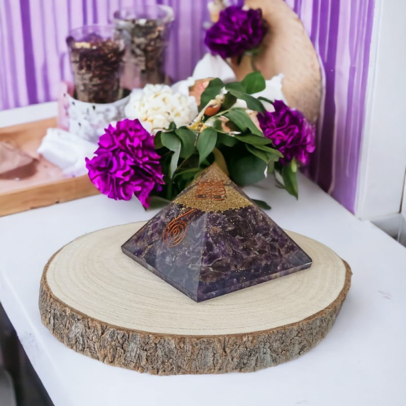 Casa si Gradina - Decoratiuni - Obiecte decorative - Accesorii decorative - Piramida orgonica din cristale de Ametist Arya, cu spirala de Cupru si varf de Cuart - Infinity.ro