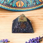 Casa si Gradina - Decoratiuni - Obiecte decorative - Accesorii decorative - Piramida orgonica din cristale de Ametist Arya, cu spirala de Cupru si varf de Cuart - Infinity.ro