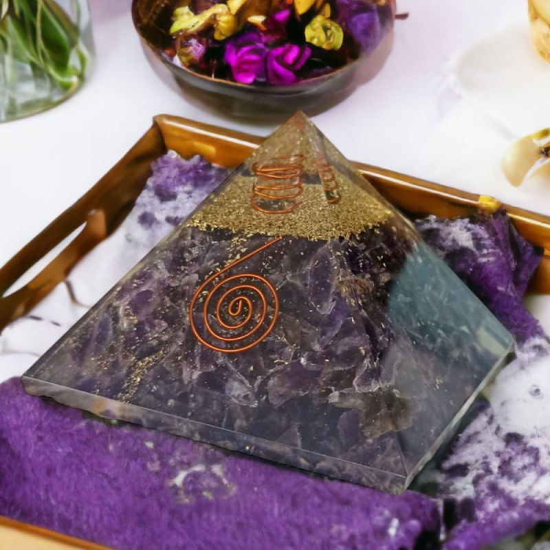 Casa si Gradina - Decoratiuni - Obiecte decorative - Accesorii decorative - Piramida orgonica din cristale de Ametist Arya, cu spirala de Cupru si varf de Cuart - Infinity.ro