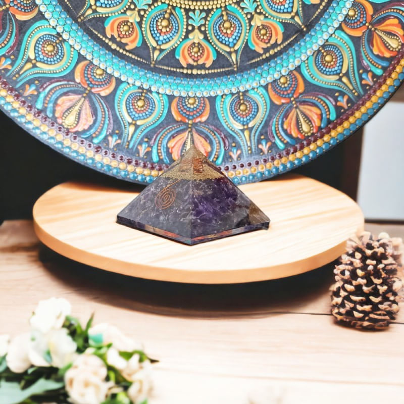 Casa si Gradina - Decoratiuni - Obiecte decorative - Accesorii decorative - Piramida orgonica din cristale de Ametist Arya, cu spirala de Cupru si varf de Cuart - Infinity.ro