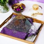 Casa si Gradina - Decoratiuni - Obiecte decorative - Accesorii decorative - Piramida orgonica din cristale de Ametist Arya, cu spirala de Cupru si varf de Cuart - Infinity.ro