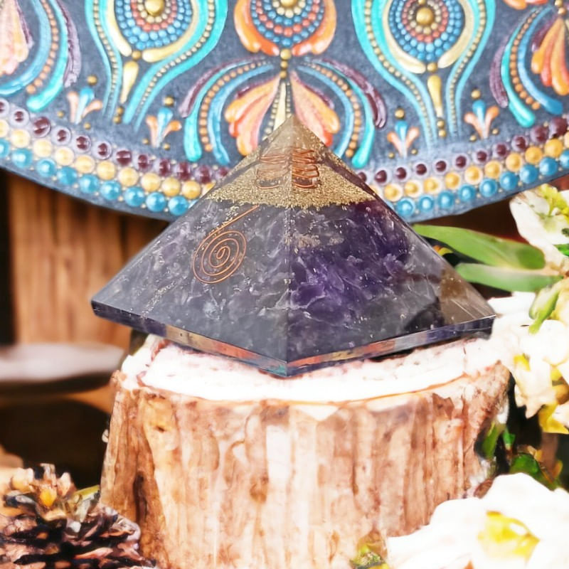 Casa si Gradina - Decoratiuni - Obiecte decorative - Accesorii decorative - Piramida orgonica din cristale de Ametist Arya, cu spirala de Cupru si varf de Cuart - Infinity.ro