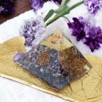 Casa si Gradina - Decoratiuni - Obiecte decorative - Accesorii decorative - Piramida orgonica din cristale de Ametist Arya, cu spirala de Cupru si varf de Cuart - Infinity.ro