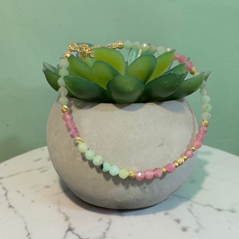 Fashion, accesorii si bijuterii - Femei - Bijuterii femei - Bratari femei - Bratara Solandra din smarald si turmalina roz cu accesorii si inchidere din argint placat cu aur - Infinity.ro