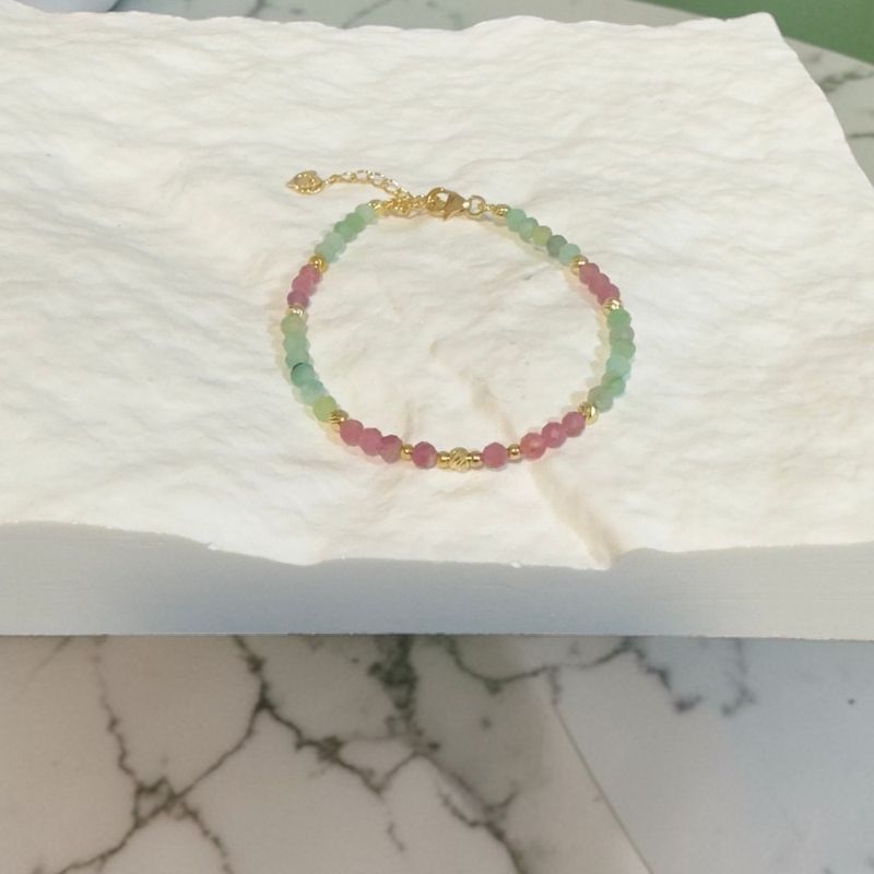 Fashion, accesorii si bijuterii - Femei - Bijuterii femei - Bratari femei - Bratara Solandra din smarald si turmalina roz cu accesorii si inchidere din argint placat cu aur - Infinity.ro