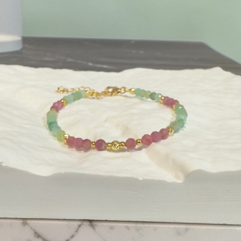 Fashion, accesorii si bijuterii - Femei - Bijuterii femei - Bratari femei - Bratara Solandra din smarald si turmalina roz cu accesorii si inchidere din argint placat cu aur - Infinity.ro