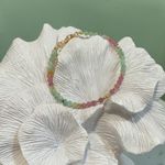 Fashion, accesorii si bijuterii - Femei - Bijuterii femei - Bratari femei - Bratara Solandra din smarald si turmalina roz cu accesorii si inchidere din argint placat cu aur - Infinity.ro