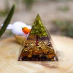 Casa si Gradina - Decoratiuni - Obiecte decorative - Accesorii decorative - Piramida Orgonica Copacel cu cristale de Peridot si Ochi de Tigru- ❤️ Creeaza energia vietii la tine acasa! - Infinity.ro