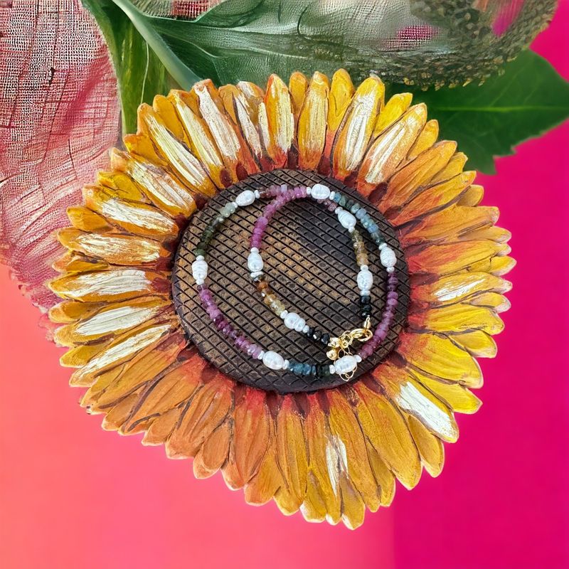 Fashion, accesorii si bijuterii - Femei - Bijuterii femei - Coliere femei - Descopera Magia si Eleganta in Colierul Nostru Unic din Perle Naturale si Cristale de Turmalina Multicolora cu argint - Infinity.ro