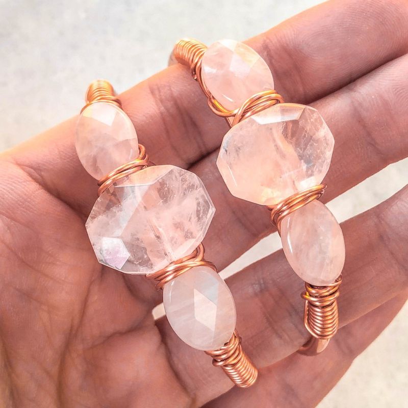 Fashion, accesorii si bijuterii - Femei - Bijuterii femei - Bratari femei - Bratara cuff cu cristal de Cuart Roz, brut, Enyia, placata cu aur de 24K - Infinity.ro