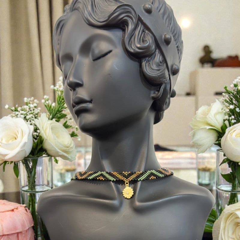 Fashion, accesorii si bijuterii - Femei - Bijuterii femei - Coliere femei - Colier choker din margele miyuki cu pandantiv margareta si inchidere din argint placat cu aur - Infinity.ro