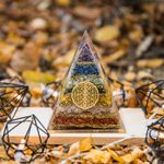 Casa si Gradina - Decoratiuni - Obiecte decorative - Accesorii decorative - Piramida energetica orgonica Zaina, din pietre semipretioase 7 Chakre cu Simbol Floarea Vietii - Infinity.ro