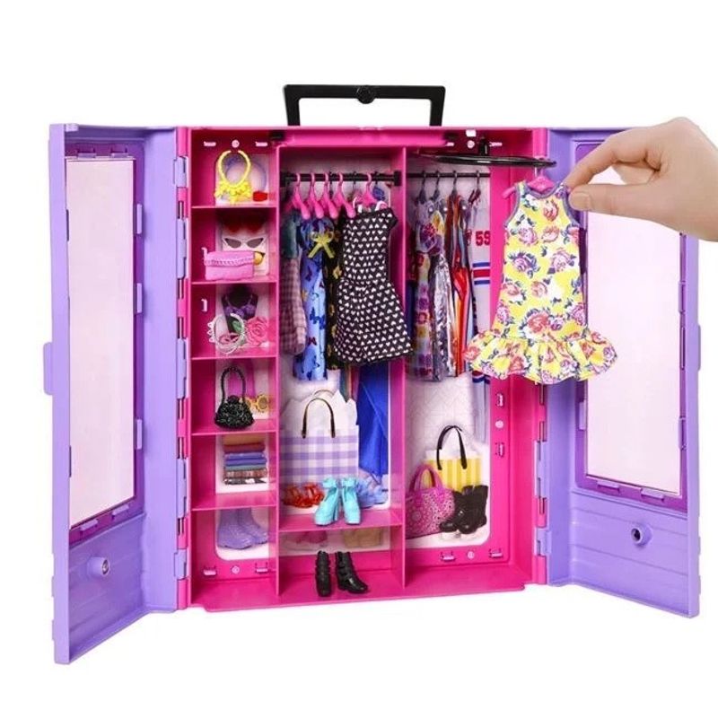 Jucarii, Copii si Bebe - Jucarii si jocuri - Papusi si accesorii - Casute de papusi si mobilier - Set Barbie Fashion dulap cu haine incluse - Mattel - Infinity.ro