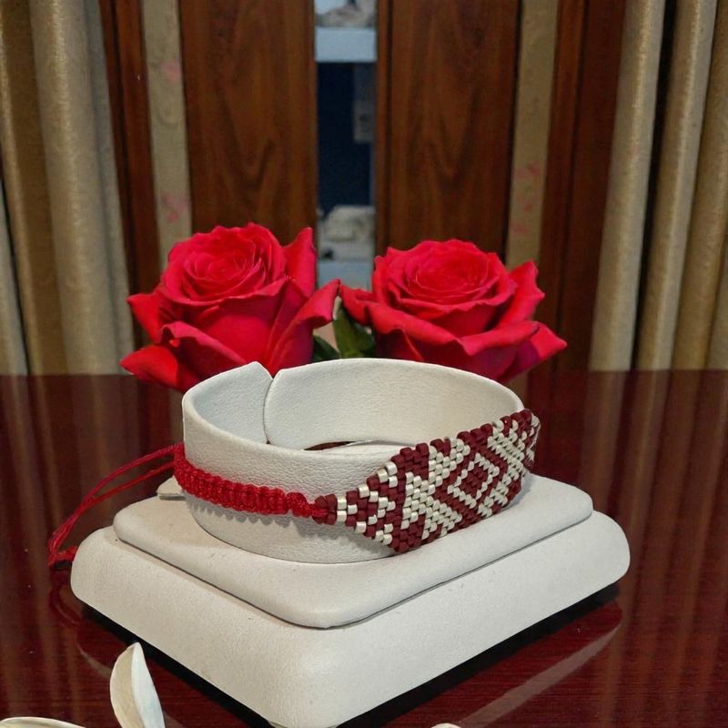 Fashion, accesorii si bijuterii - Femei - Bijuterii femei - Bratari femei - Bratara Miyuki alb-rosu pe snur rosu – „Martisor” de purtat tot anul - Infinity.ro