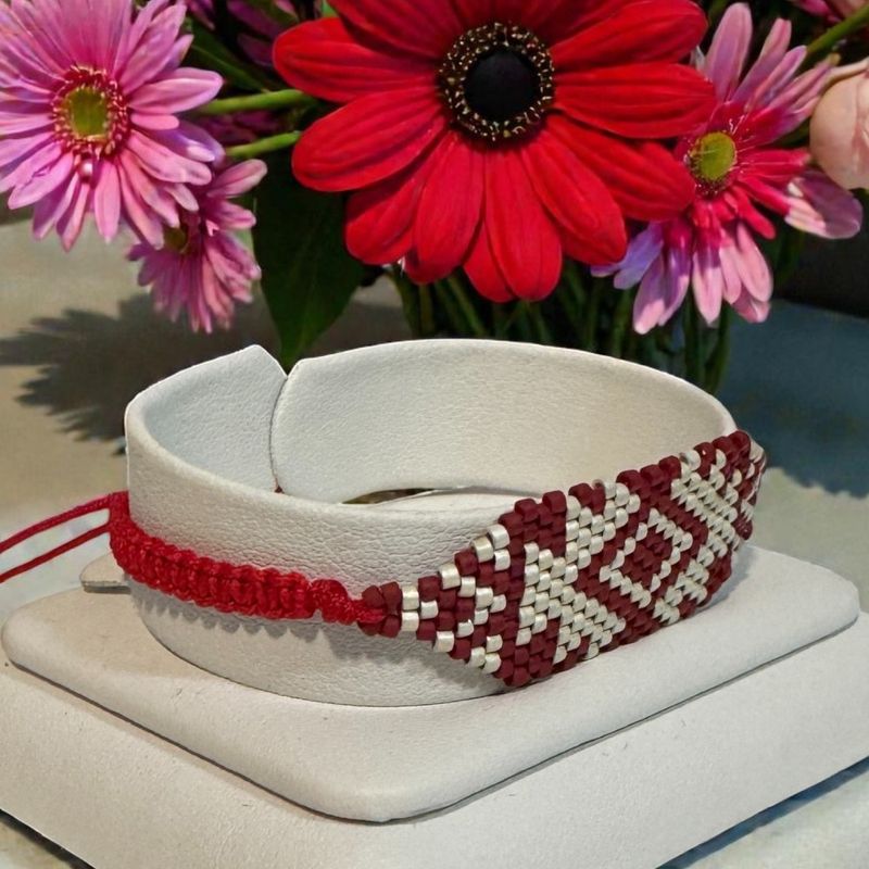 Fashion, accesorii si bijuterii - Femei - Bijuterii femei - Bratari femei - Bratara Miyuki alb-rosu pe snur rosu – „Martisor” de purtat tot anul - Infinity.ro