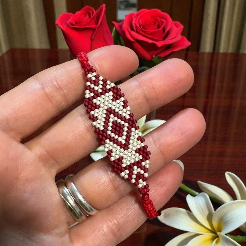 Fashion, accesorii si bijuterii - Femei - Bijuterii femei - Bratari femei - Bratara Miyuki alb-rosu pe snur rosu – „Martisor” de purtat tot anul - Infinity.ro