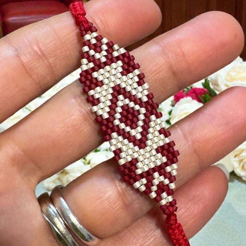 Fashion, accesorii si bijuterii - Femei - Bijuterii femei - Bratari femei - Bratara Miyuki alb-rosu pe snur rosu – „Martisor” de purtat tot anul - Infinity.ro